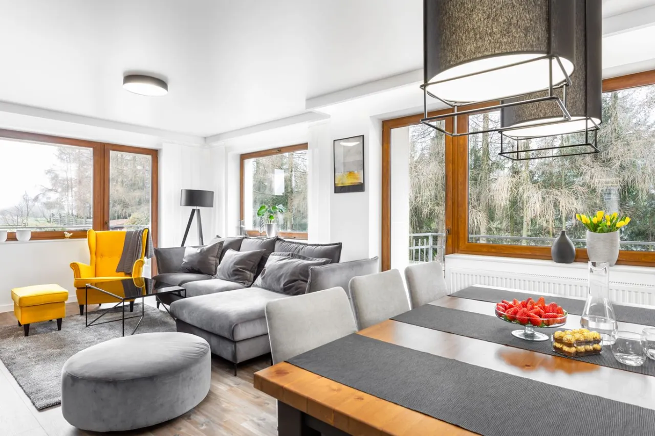 szara kanapa z ż&oacute;łtym fotelem inspiracje