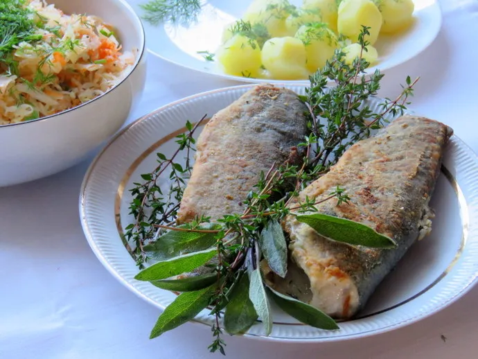 świeży pstrąg smażony z ziołami