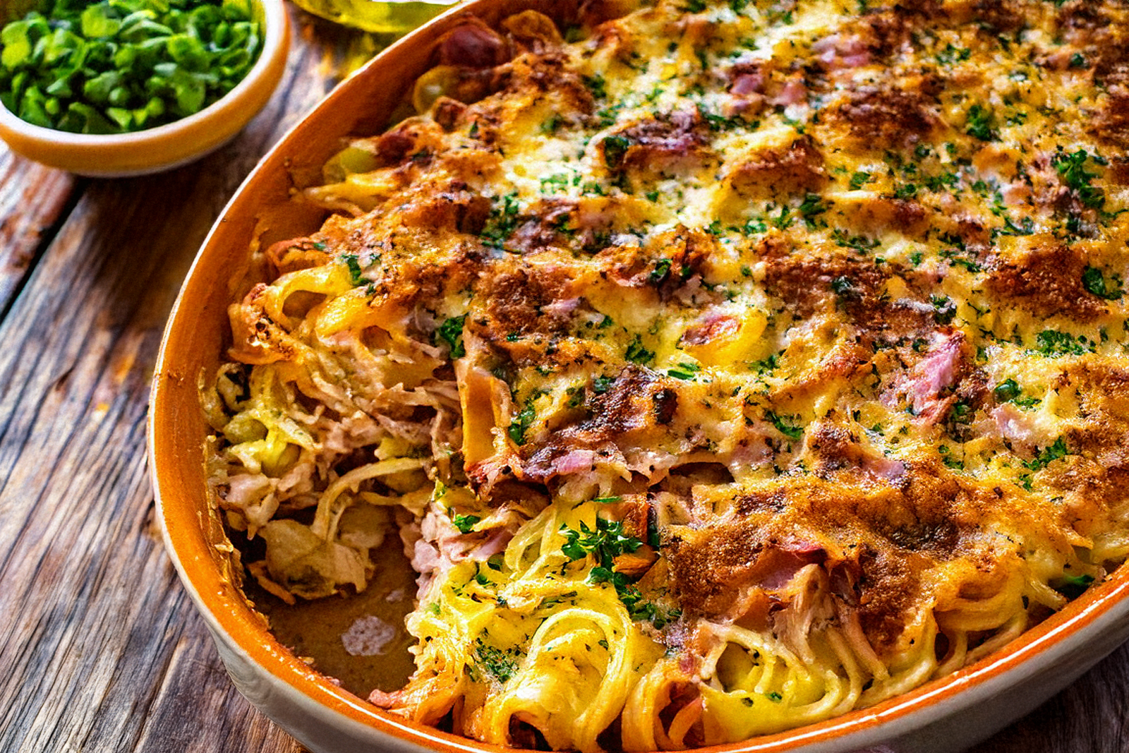 Nudel-Schinken-Auflauf goldbraun gebacken in einer Auflaufform