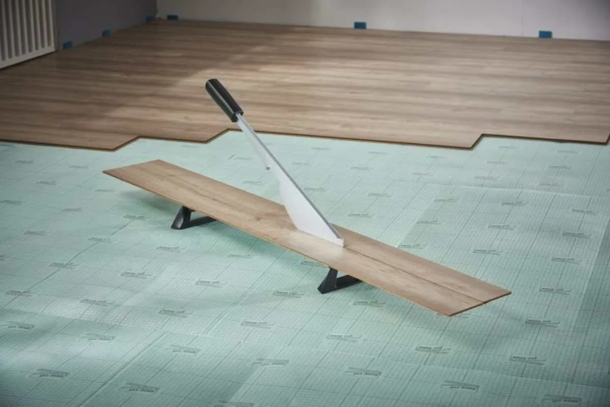 wyrównywanie fug pod panele