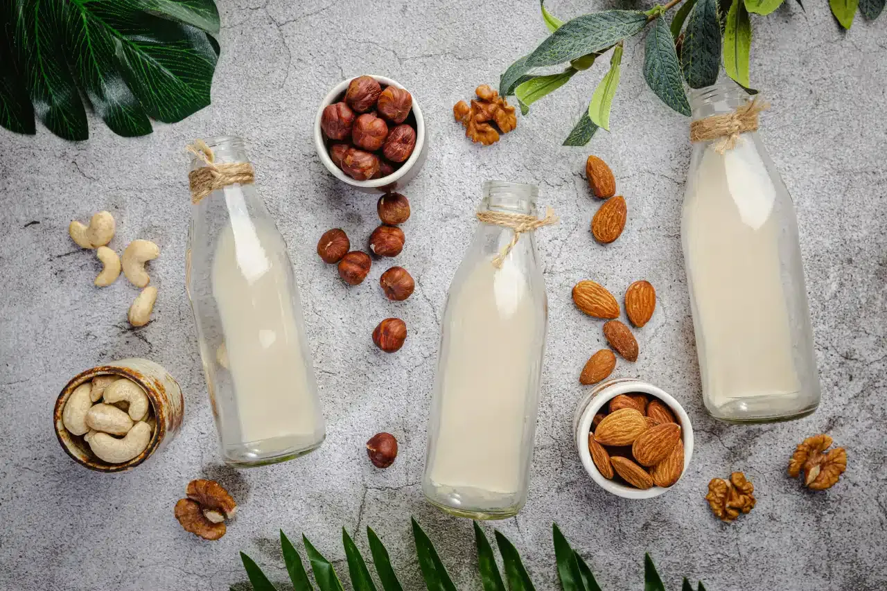 r&oacute;żne rodzaje mleka i napoj&oacute;w roślinnych