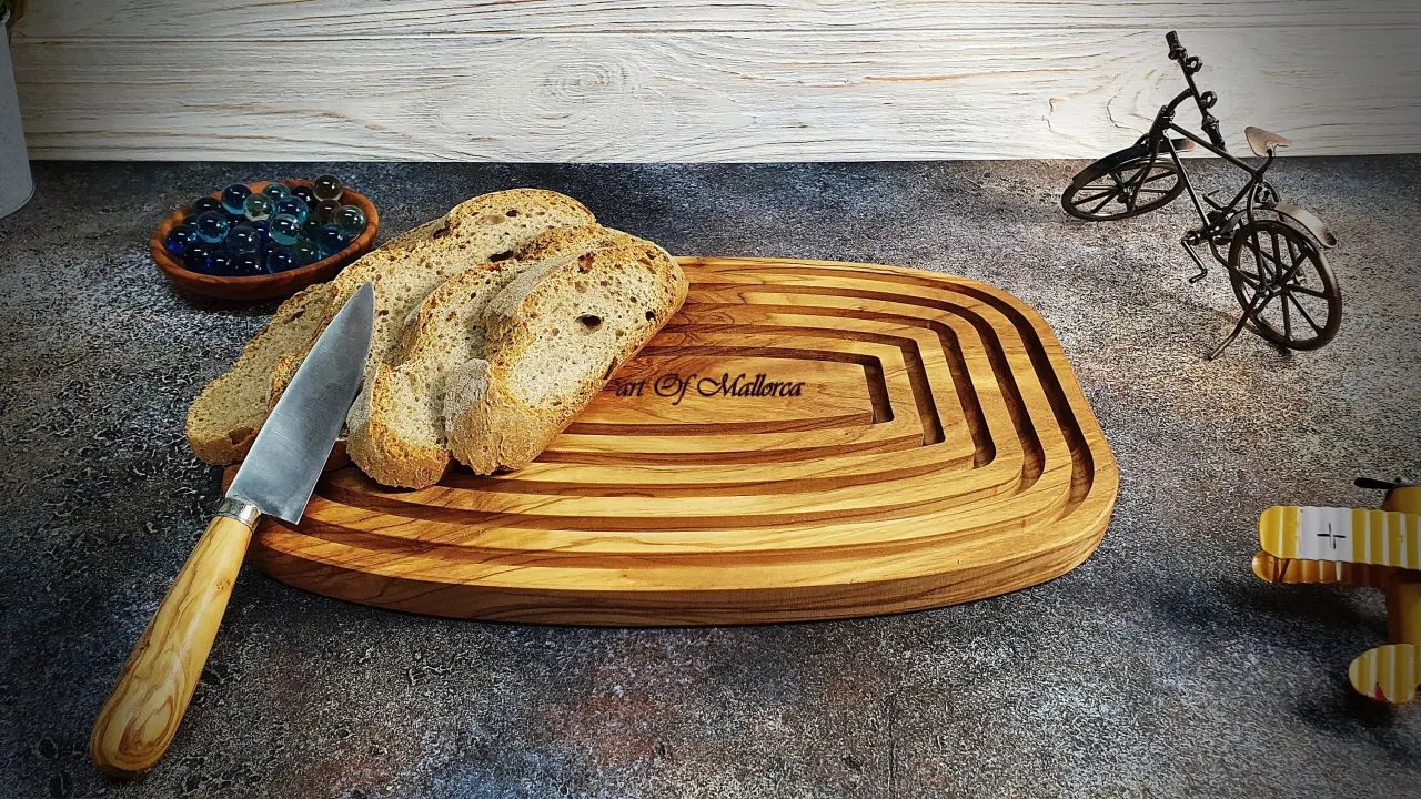 kromki chleba razowego na drewnianej desce