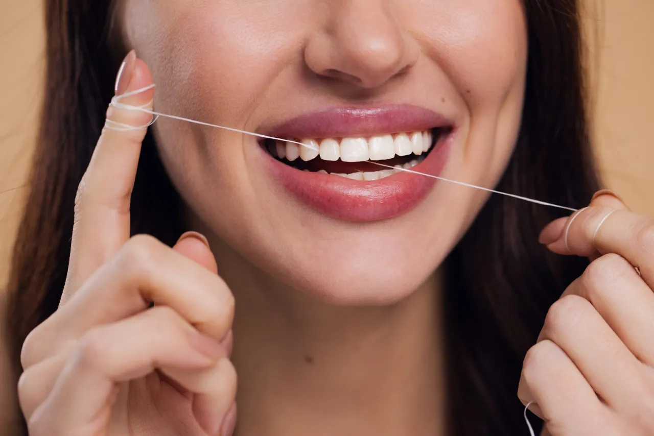 Prawidłowa technika szczotkowania zęb&oacute;w i nitkowania