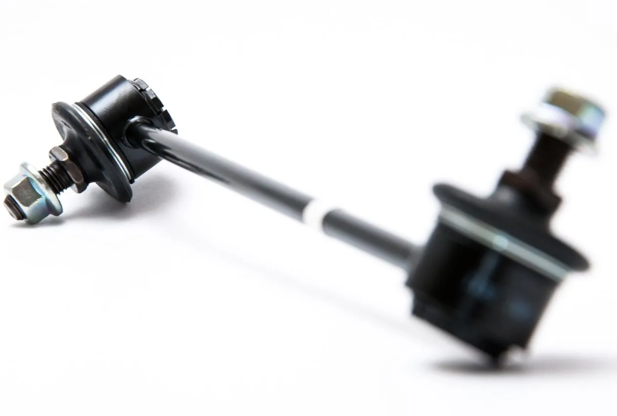 Łącznik stabilizatora za co odpowiada? To element zawieszenia, kt&oacute;ry poprawia stabilność pojazdu na zakrętach.