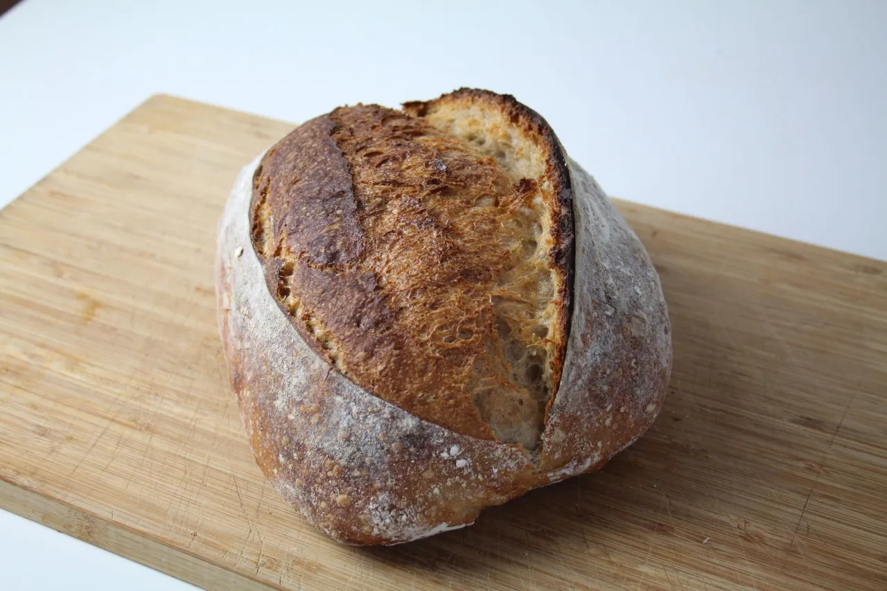 Spalony chleb na zakwasie i niedopieczony chleb na zakwasie