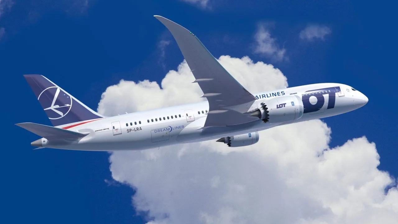Samolot LOT Dreamliner w chmurach. Zastanawiasz się, ile trwa lot z Polski do Nowego Jorku?
