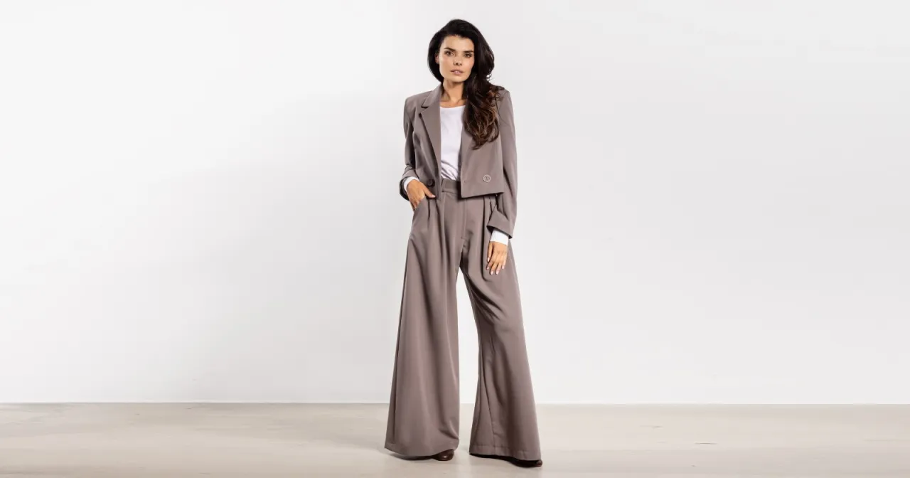 Elegancki garnitur damski to idealna odpowiedź na pytanie, jak się ubrać na koncert w filharmonii. Stylowo i z klasą.