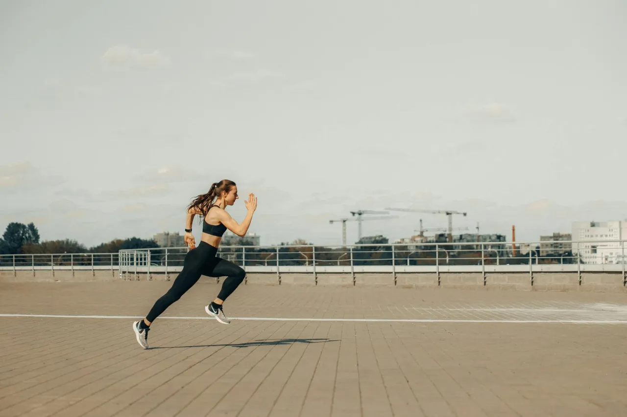 dynamiczna rozgrzewka przed bieganiem przykłady