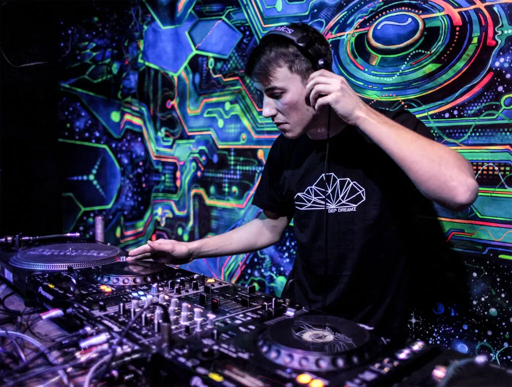początkujący DJ w klubie