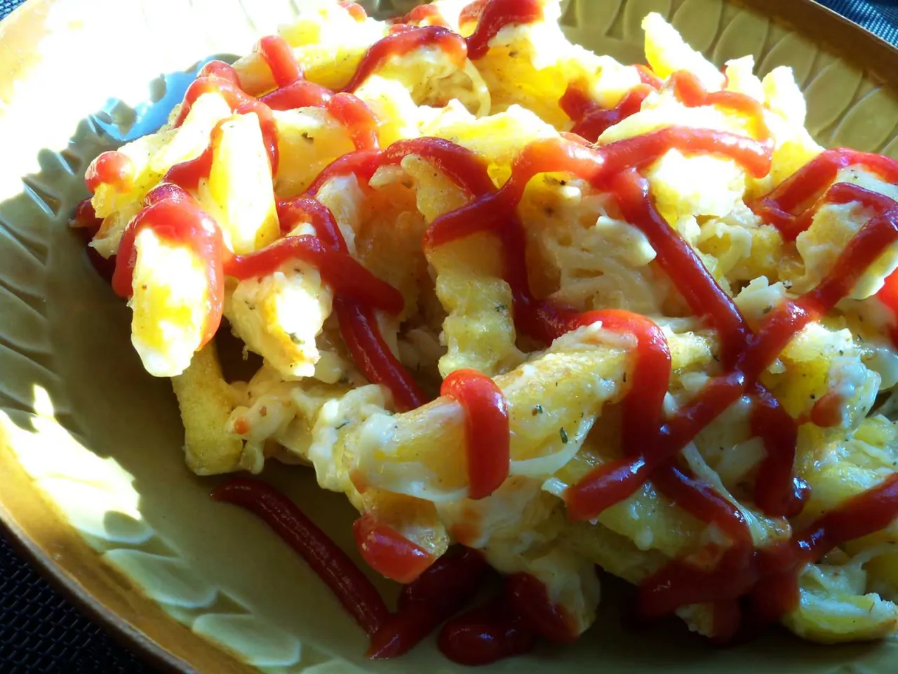 Frytki z roztopionym serem i chrupiącymi dodatkami