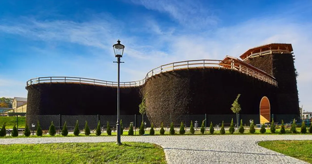 Tężnie solankowe w Wieliczce to unikatowa atrakcja. Spacerując po okolicy, można podziwiać architekturę i poczuć leczniczy klimat.