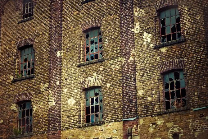 Uszkodzenia budynku spółdzielni mieszkaniowej