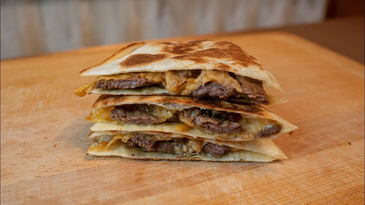 składniki na quesadillę z wołowiną na desce