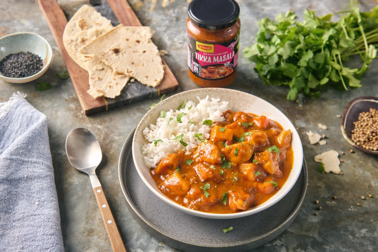 Sos masala w misce z przyprawami