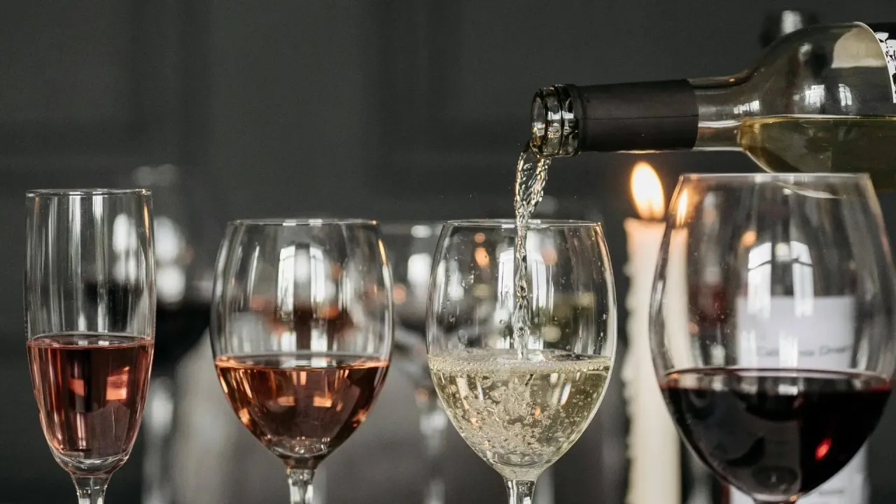 Degustacja wina metodą 5S: różowe, białe i czerwone wino w kieliszkach, nalewane z butelki.