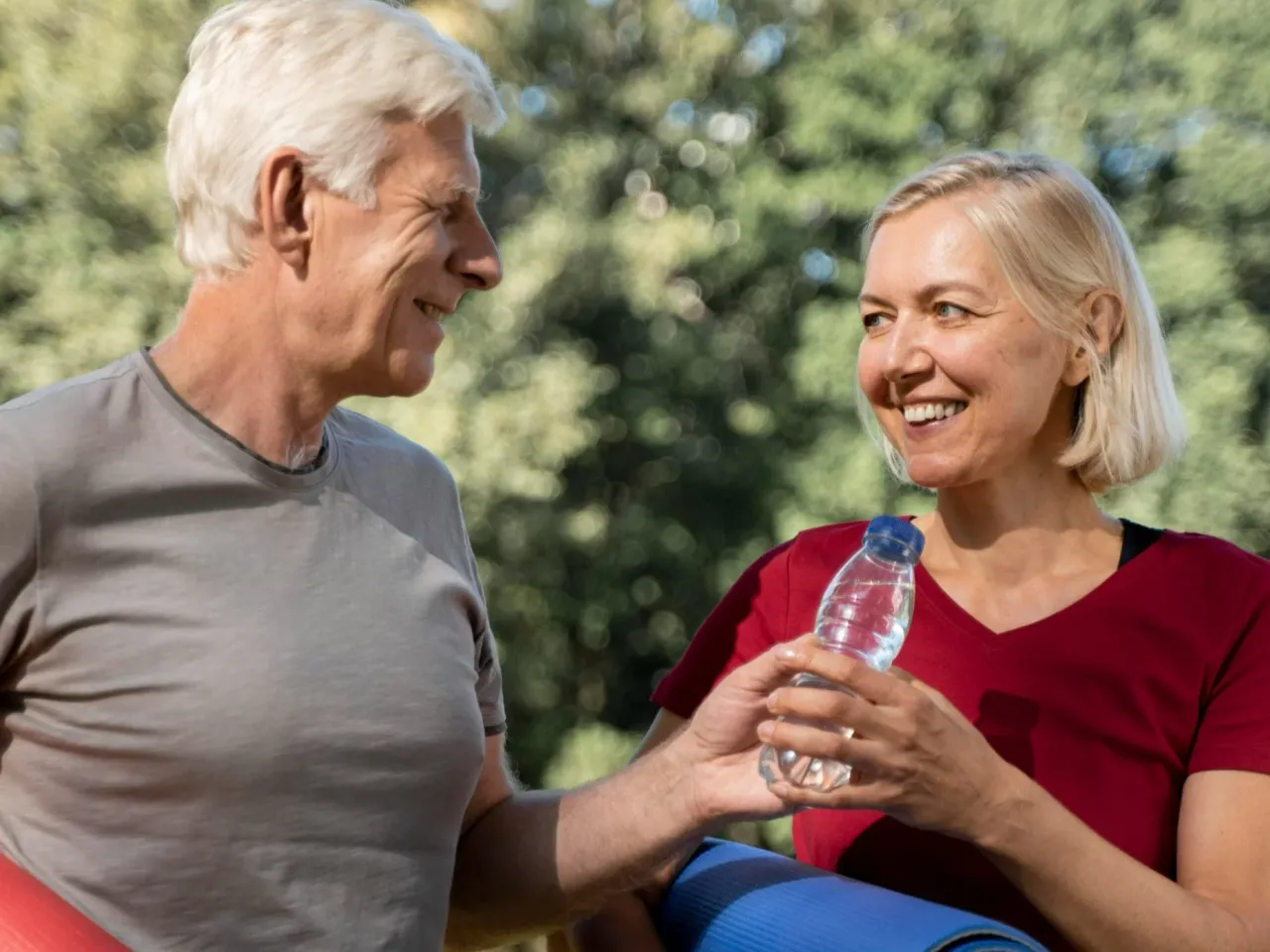 Para jak wzmocnić starszą osobę: aktywność fizyczna i nawodnienie to klucz do dobrej kondycji.