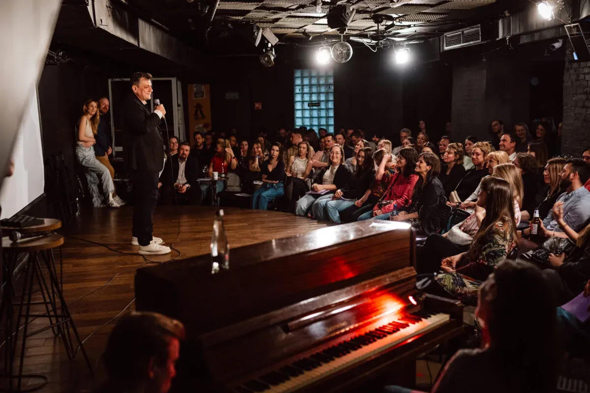 komik na scenie z mikrofonem w klubie komediowym