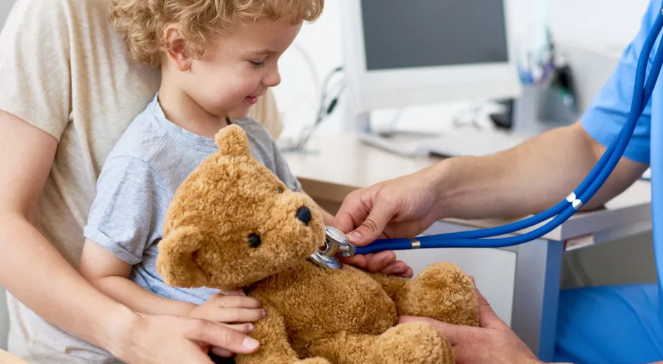 rodzice z noworodkiem przeglądający dokumenty