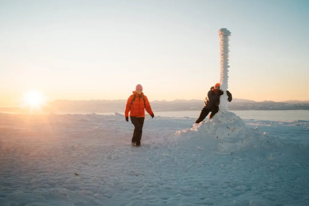 Babia Góra szczyt we mgle lub w słońcu