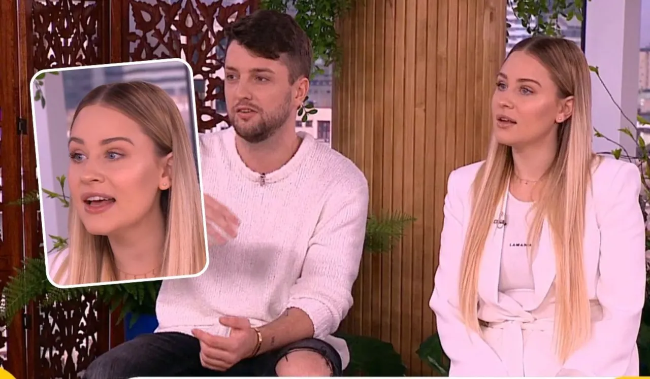 Kto to jest Andziaks? To influencerka z blond włosami, która udziela wywiadu. Obok niej siedzi mężczyzna w białym swetrze.