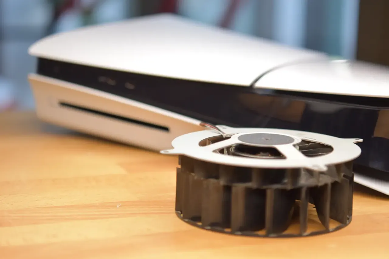 Wentylator konsoli PlayStation 5, kt&oacute;ry może być przyczyną problem&oacute;w z throttlingiem.
