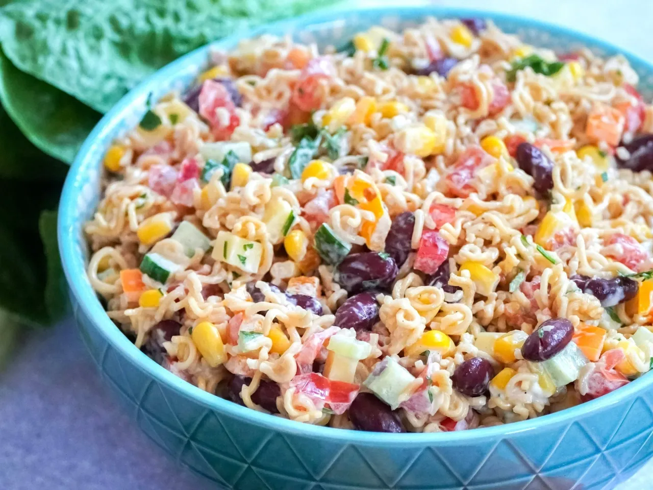 Sycąca sałatka z makaronu instant