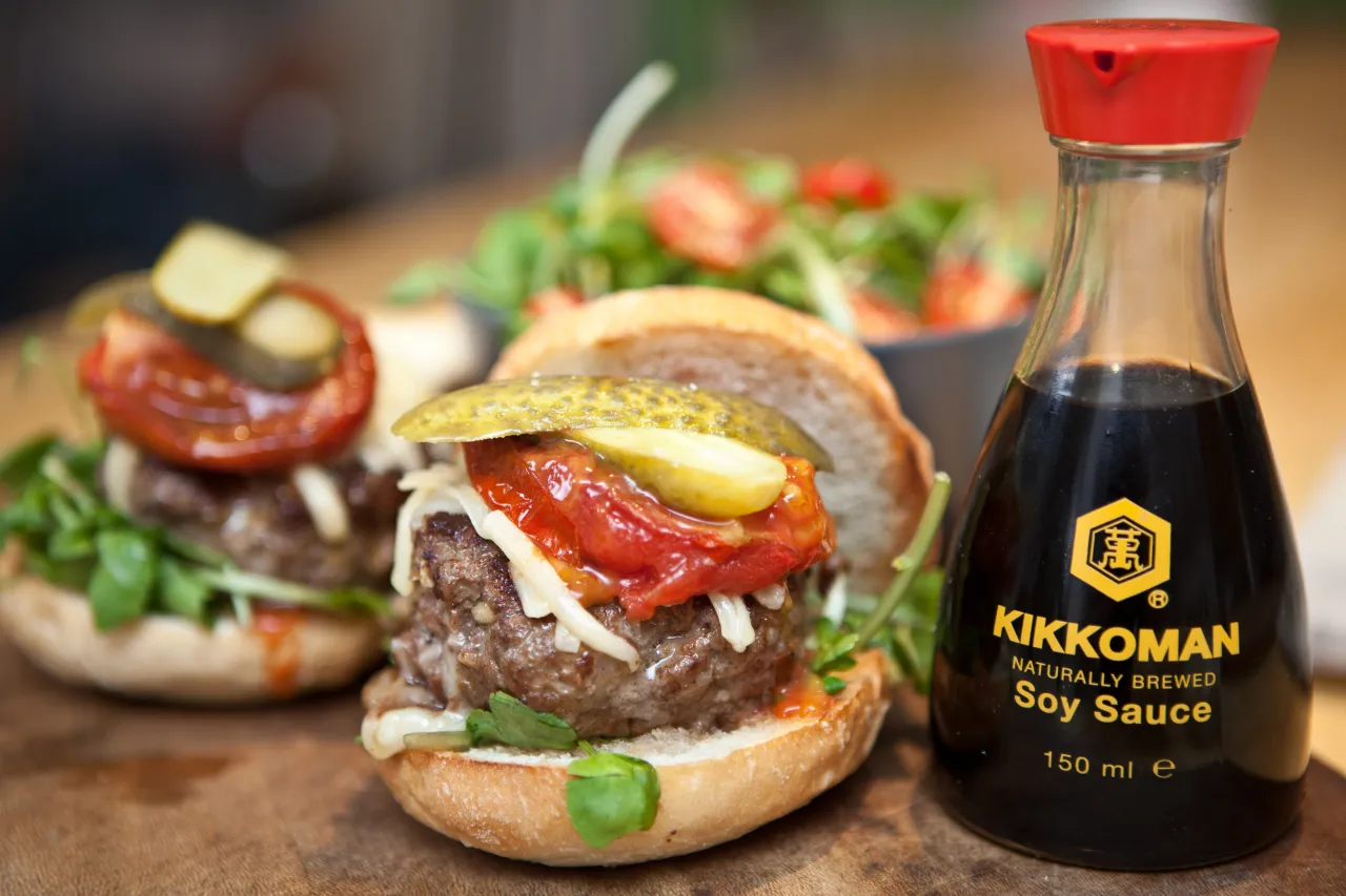 Pyszne burgery z sosem sojowym Kikkoman – idealne do marynowania mięsa lub jako dodatek do sałatki.