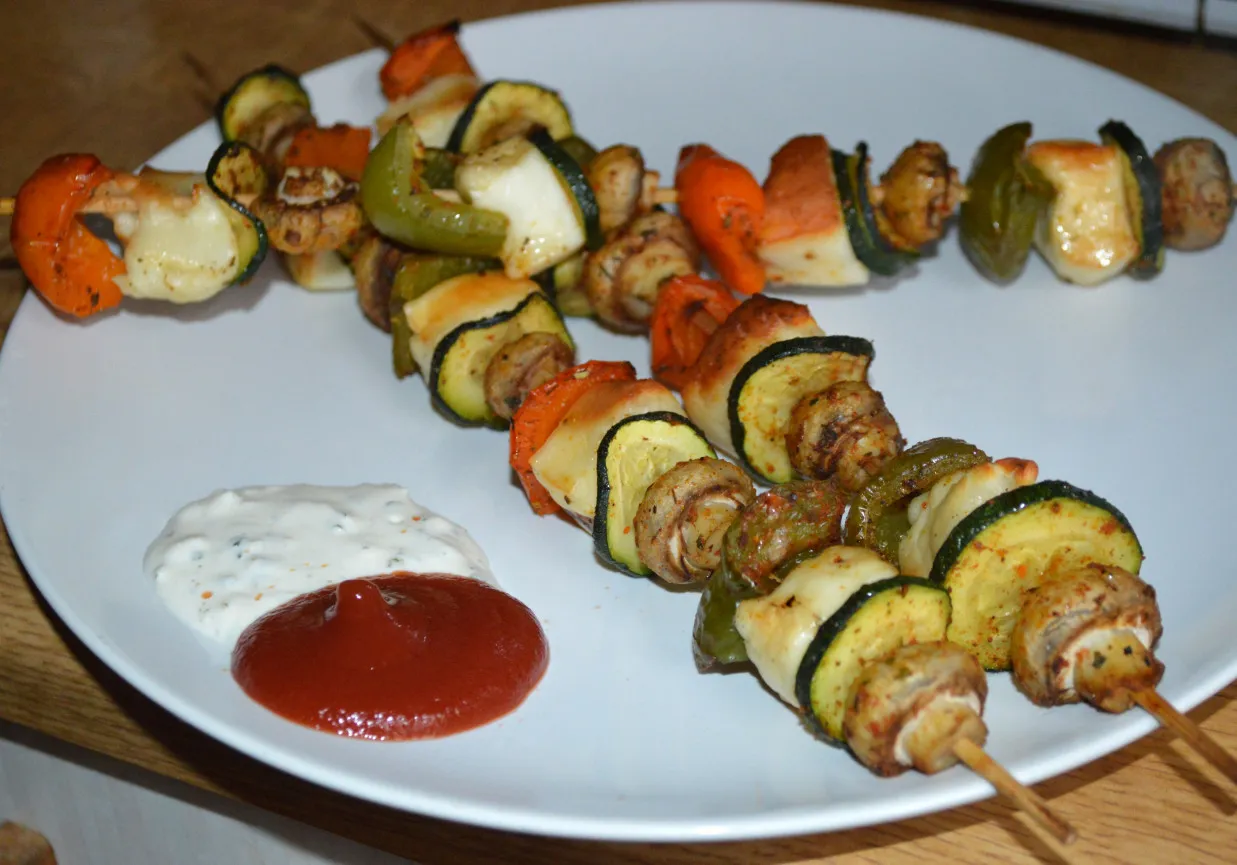 Wegetariańskie ognisko z uśmiechniętymi ludźmi