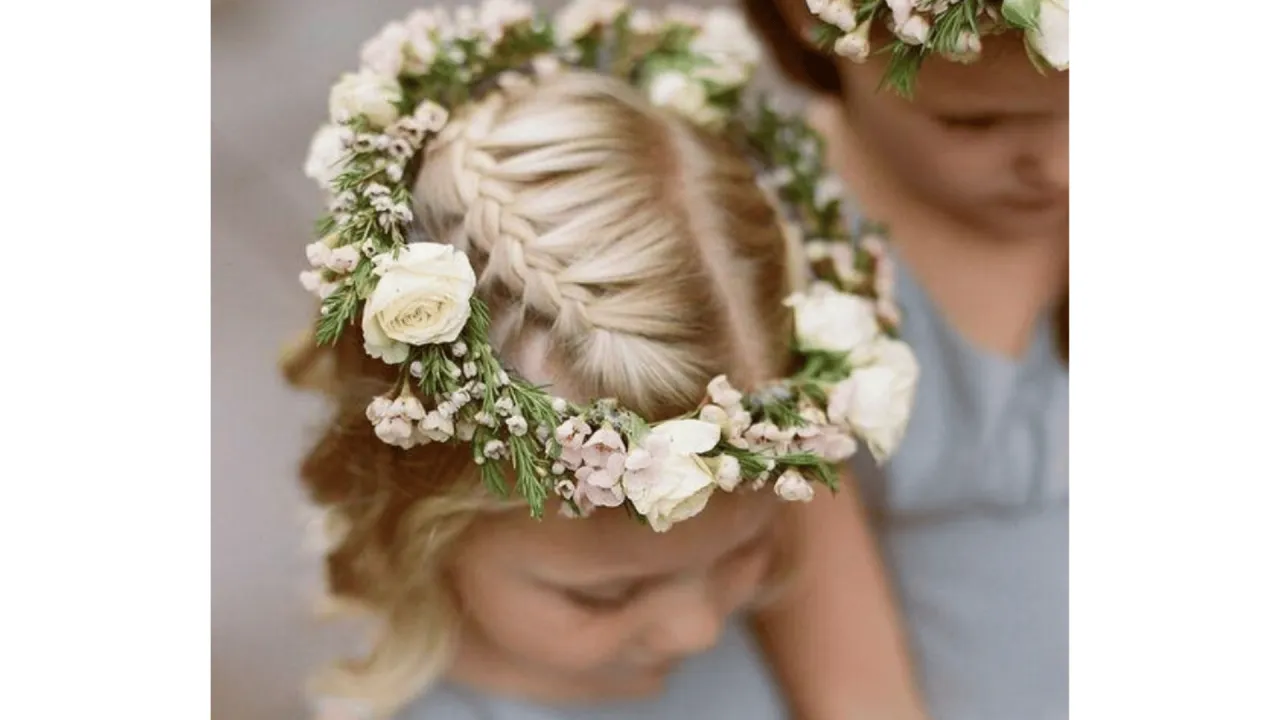 Wianek komunijny z żywych kwiat&oacute;w fryzura