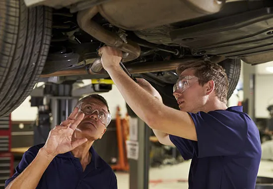 mechanik samochodowy wymieniający sprzęgło w warsztacie