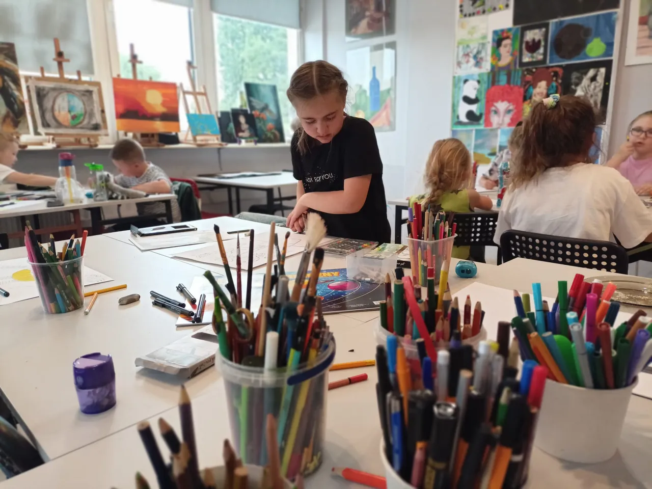 przyjazna pracownia plastyczna dla dzieci z materiałami artystycznymi