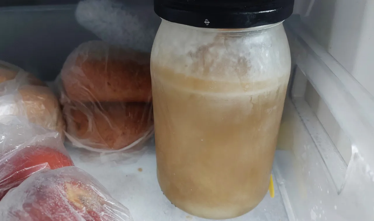 mrożenie zupy w pojemnikach przed pakowaniem pr&oacute;żniowym