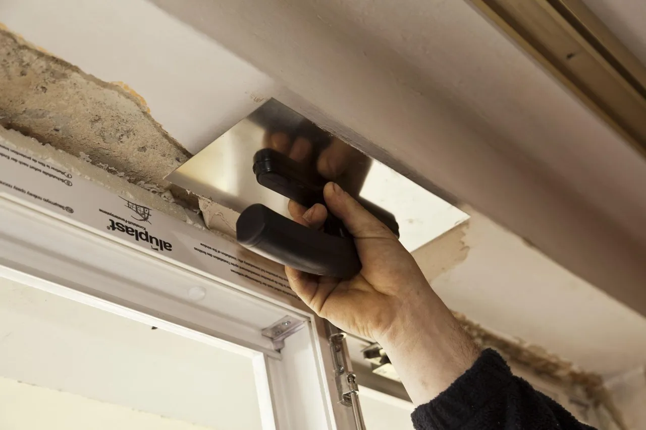 obr&oacute;bka tynkarska okna po montażu