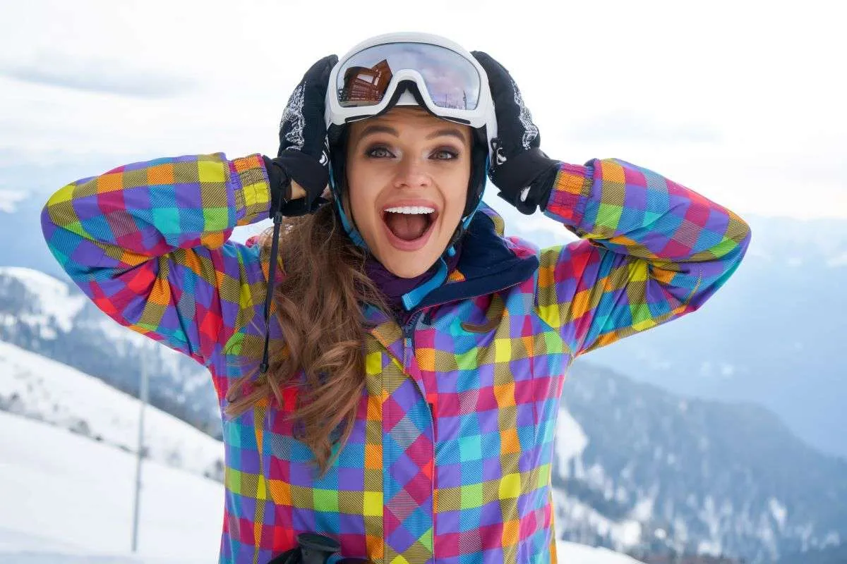 Szczęśliwy narciarz na stoku w górach