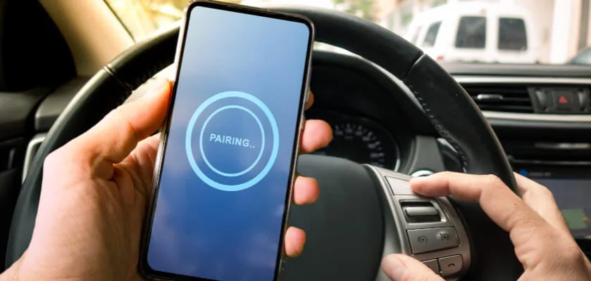 różne metody połączenia telefonu z samochodem grafika