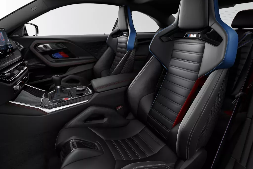 BMW M2 CS G87 wnętrze fotele kubełkowe