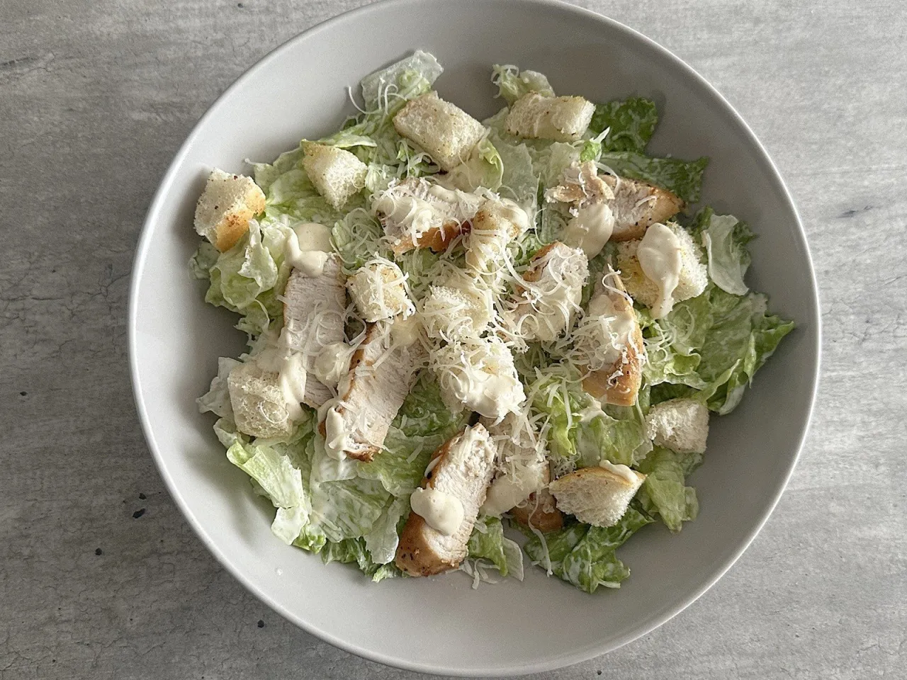 Sałatka Cezar z kurczakiem, grzankami i parmezanem. Idealny przepis na salatke cezar.