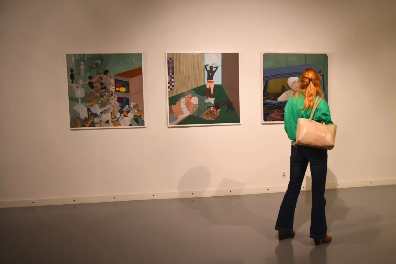 Kobieta ogląda obrazy w ł&oacute;dzkim muzeum sztuki wsp&oacute;łczesnej MS2.