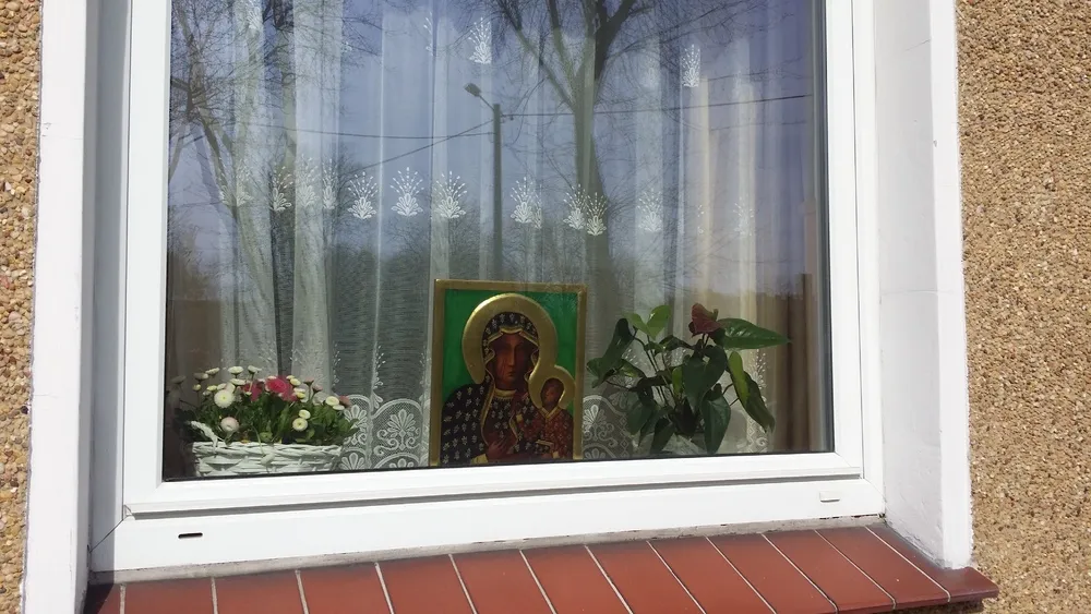 Zdjęcie Jak ubrać okno na nawiedzenie obrazu, aby zachwycić gości?