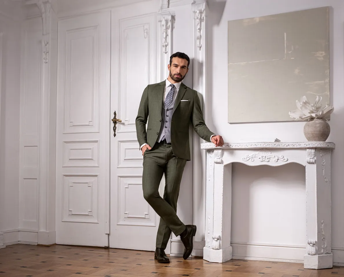 Mężczyzna w eleganckim garniturze na komunię