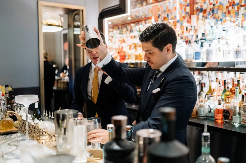 barman w pracy w Anglii