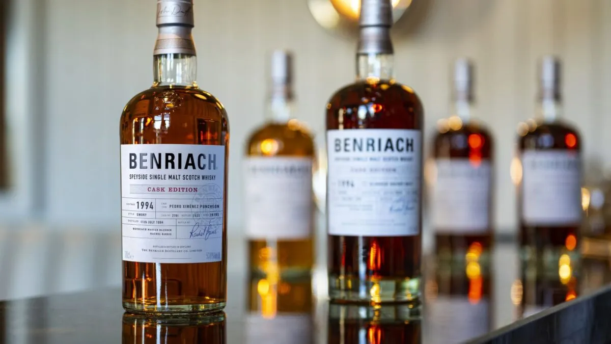 r&oacute;żne rodzaje whisky i termometry, butelki single malt bourbon blended