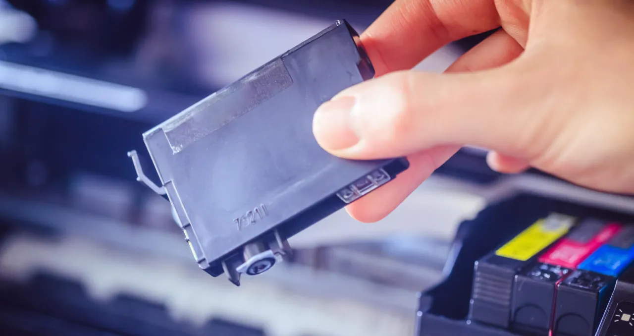 Zaschnięty tusz w głowicy drukarki atramentowej