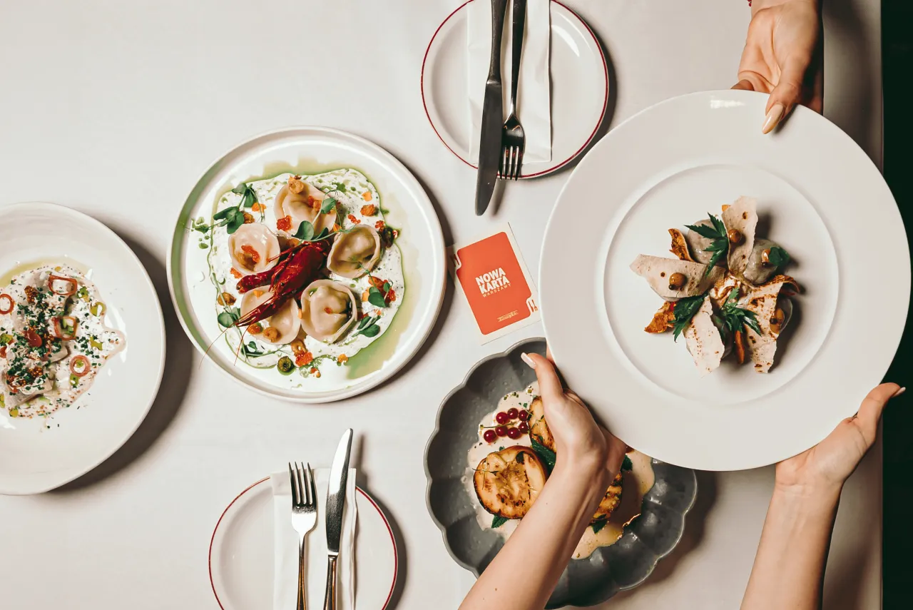 różnorodność kulinarna warszawy