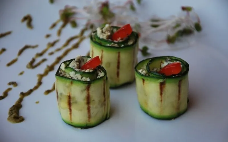 r&oacute;żne dania z grillowanej cukinii