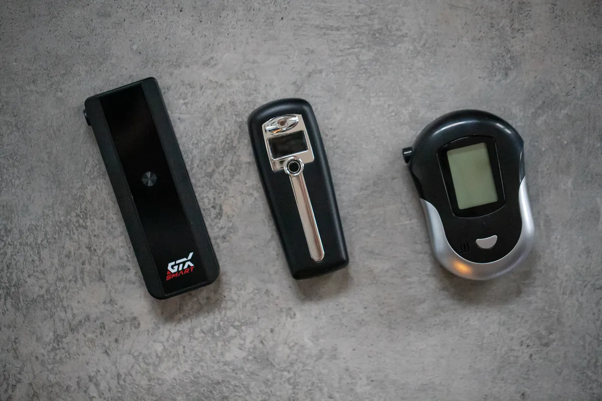 różne typy alkomatów sensor półprzewodnikowy i elektrochemiczny