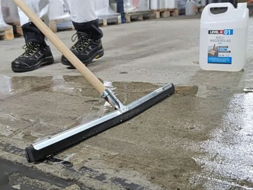 Zdjęcie Precyzyjna ilość szkła wodnego do zaprawy szamotowej. Uniknij błędów!