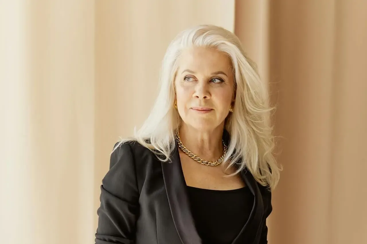 kobieta dojrzała nakładająca bazę pod makijaż