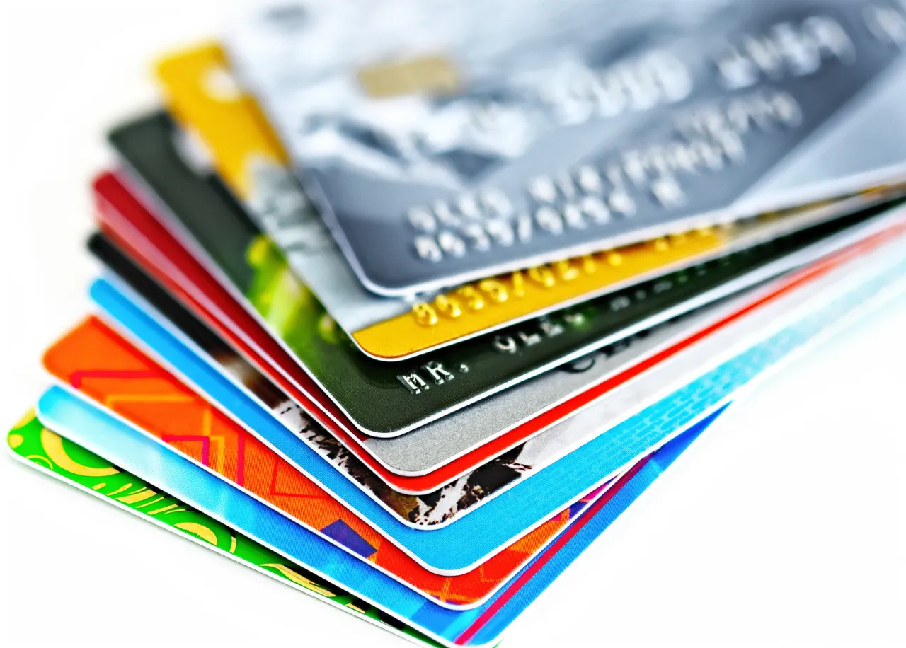 karta wielowalutowa i banknoty euro