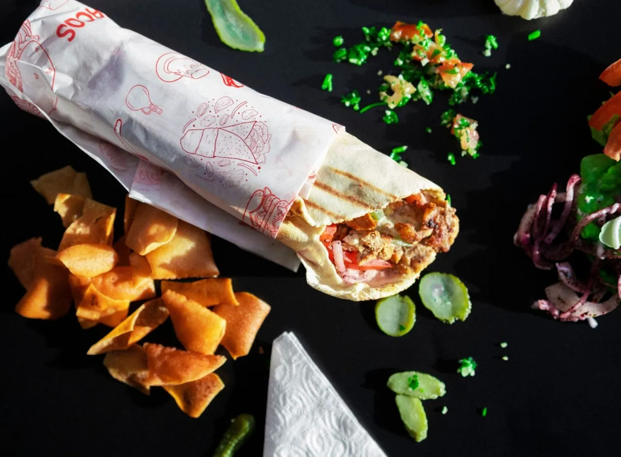 Infografika: Jak układać składniki w tortilli kebab